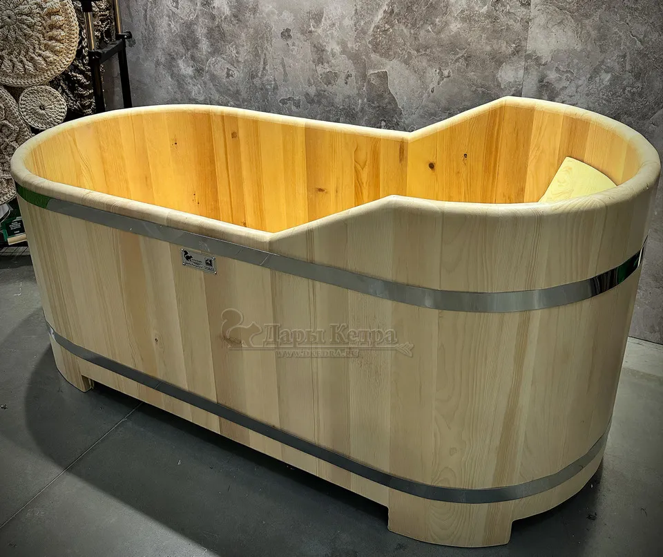 Деревянная ванна из кедра с перепадом высоты