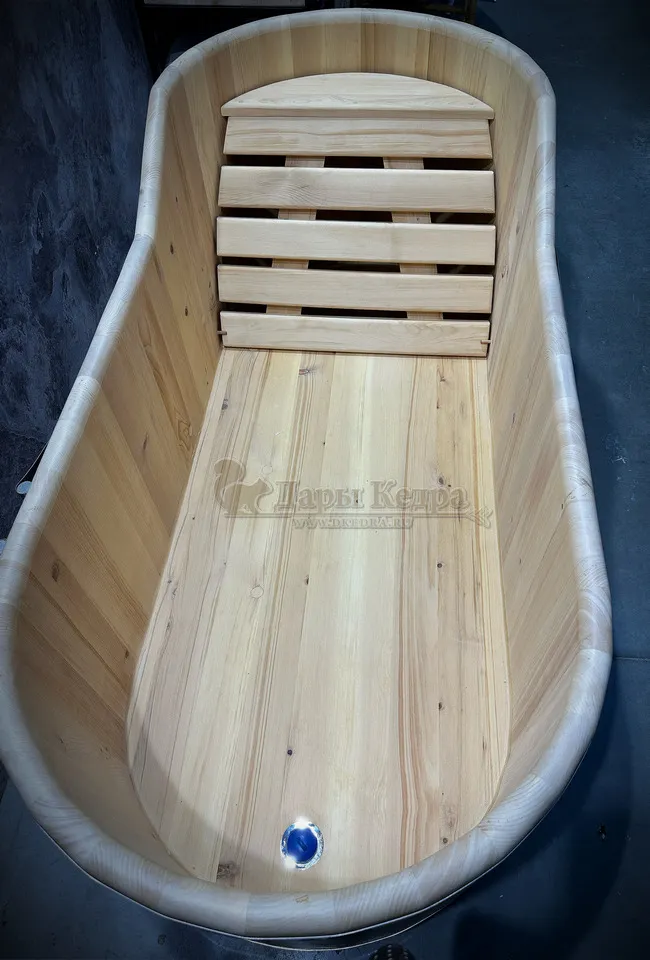 Деревянная ванна из кедра с перепадом высоты